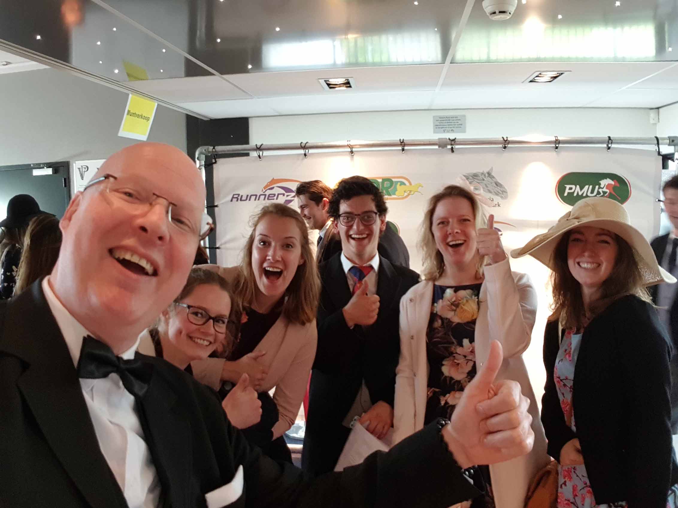 Goochelaar inhuren? Kies John, De Rondlopende Goochelaar: Magie met een glimlach!